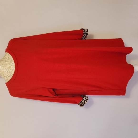 Sunshine & Rodeos Women SZ L Red 3/4 Sleeve Leopard Print Cuff Relaxed Fit Tunic - Picture 1 of 13